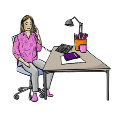 Frau sitzt an einem Schreibtisch und telefoniert